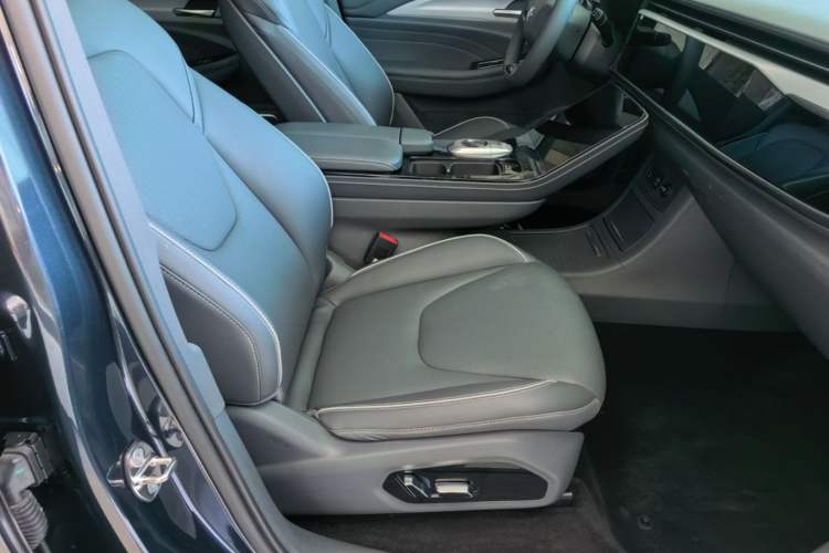 Used ARCFOX Alpha T 2022 480S 160kW Right Front Seat