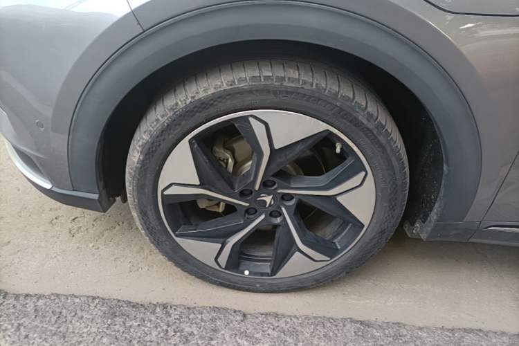 Used ARCFOX Alpha T 2022 653S+ 160kW Left Front Wheel Hub