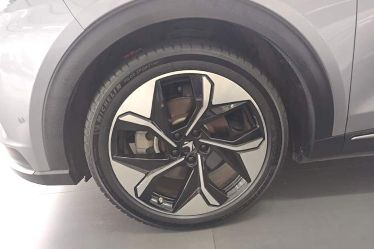 Used ARCFOX Alpha T 2022 653S+ 160kW Left Front Wheel Hub