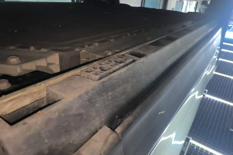 Used ARCFOX Alpha T 2022 480S 175kW Right Side Sill