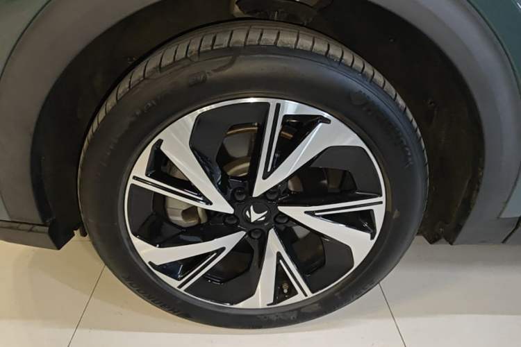 Used ARCFOX Alpha T 2023 480E Forest Edition 175kW Left Front Wheel Hub