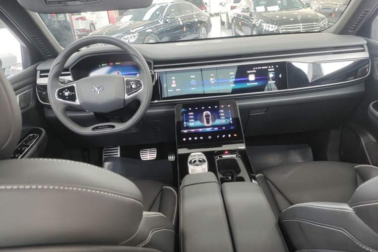 Used ARCFOX Alpha T 2023 480 Forest Edition 175kW Center Console