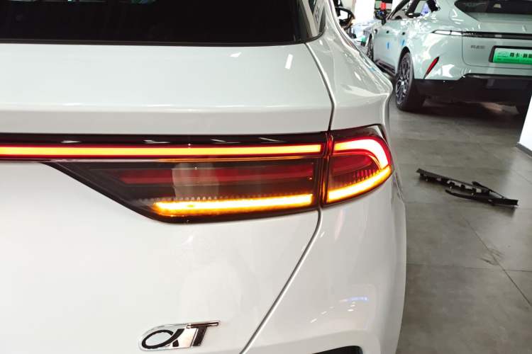 Used ARCFOX Alpha T 2023 480 Forest Edition 175kW Right Rear Taillight