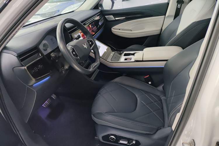 Used ARCFOX Alpha T 2024 618E Forest Edition PRO 175kW Interior 2