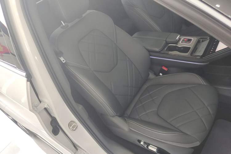 Used ARCFOX Alpha T 2024 688E+ Forest Edition PRO 160kW Right Front Seat
