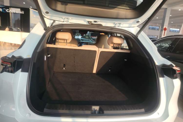 Used ARCFOX Alpha T5 2024 520 MAX Trunk