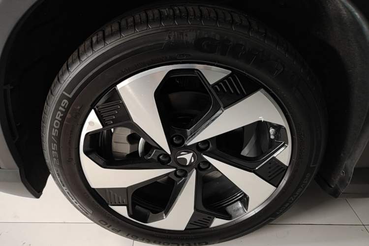Used ARCFOX Alpha T5 2026 Model Range-Extended 1215 Yuanjing Smart Driving Version Left Front Wheel Hub