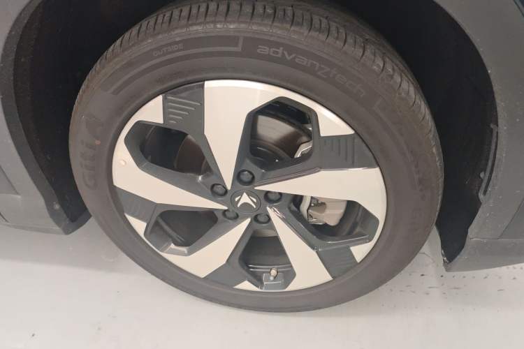 Used ARCFOX Alpha T5 2026 Model Range-Extended 1215 Yuanjing Smart Driving Version Right Front Wheel Hub