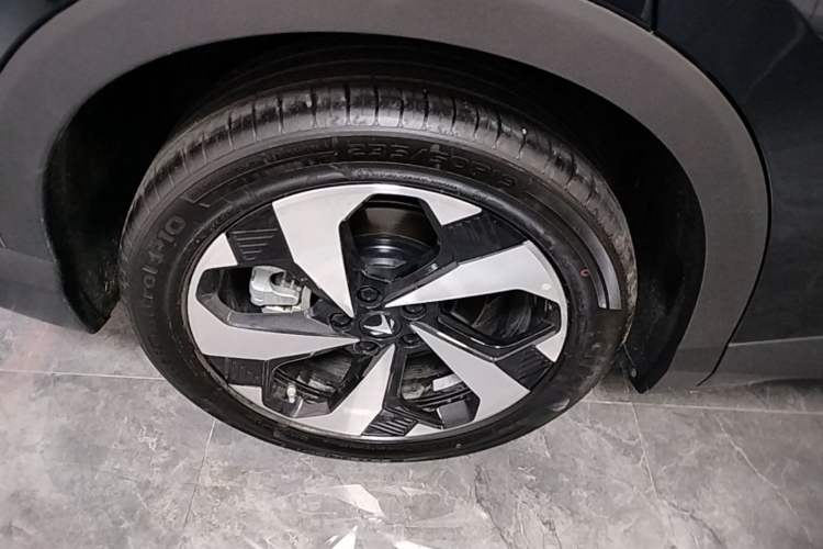 Used ARCFOX Alpha T5 2026 Model Range-Extended 1215 Yuanjing Smart Driving Version Right Rear Wheel Hub
