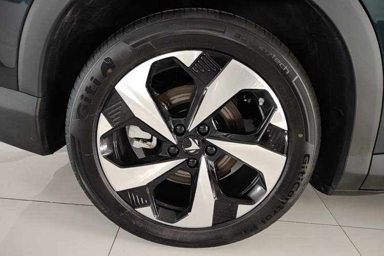 Used ARCFOX Alpha T5 2026 Model Range-Extended 1215 Yuanjing Smart Driving Version Right Rear Wheel Hub