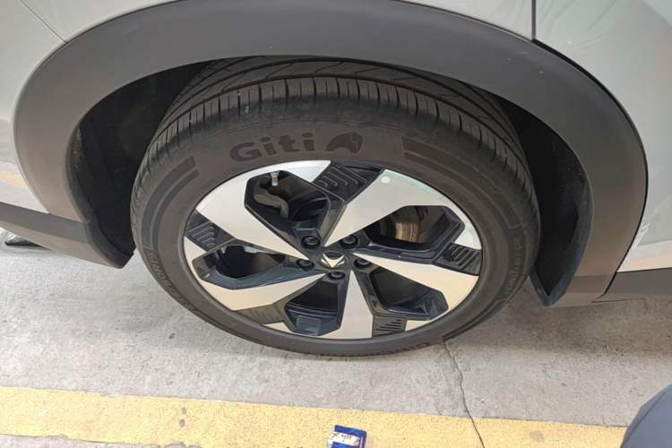 Used ARCFOX Alpha T5 2026 Model Range-Extended 1215 Yuanjing Smart Driving Version Exterior 1