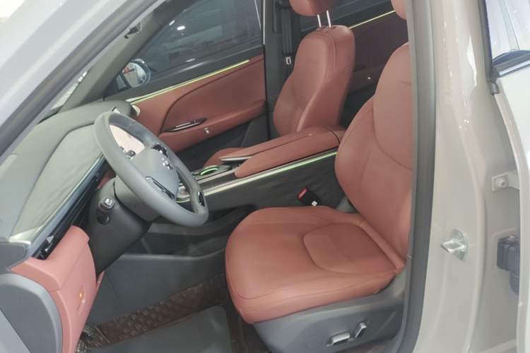 Used ARCFOX Alpha T5 2026 Model Range-Extended 1215 Yuanjing Smart Driving Version Left Front Seat