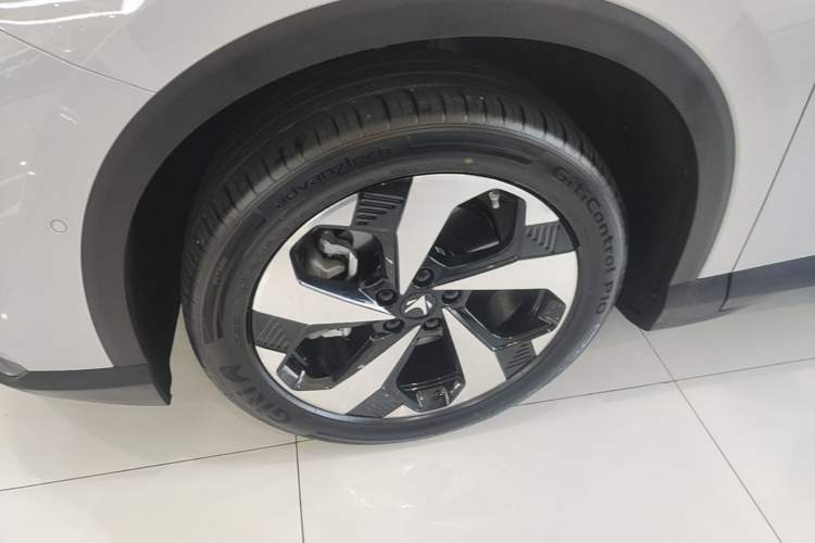 Used ARCFOX Alpha T5 2026 Model Range-Extended 1215 Yuanjing Smart Driving Version Left Front Wheel Hub