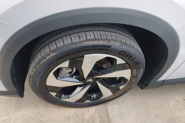 Used ARCFOX Alpha T5 2026 Model Range-Extended 1215 Yuanjing Smart Driving Version Left Front Wheel Hub