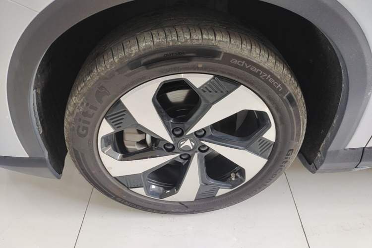 Used ARCFOX Alpha T5 2026 Model Range-Extended 1215 Yuanjing Smart Driving Version Left Front Wheel Hub
