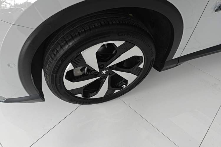 Used ARCFOX Alpha T5 2026 Model Range-Extended 1215 Yuanjing Smart Driving Version Left Front Wheel Hub