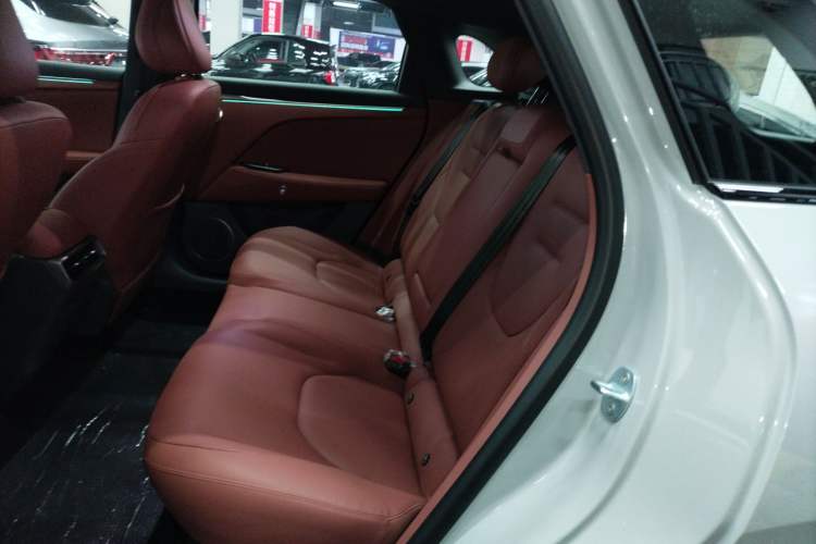 Used ARCFOX Alpha T5 2026 Model Range-Extended 1215 Yuanjing Smart Driving Version Left Rear Seat
