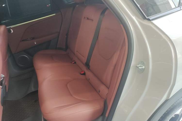 Used ARCFOX Alpha T5 2026 Model Range-Extended 1215 Yuanjing Smart Driving Version Left Rear Seat