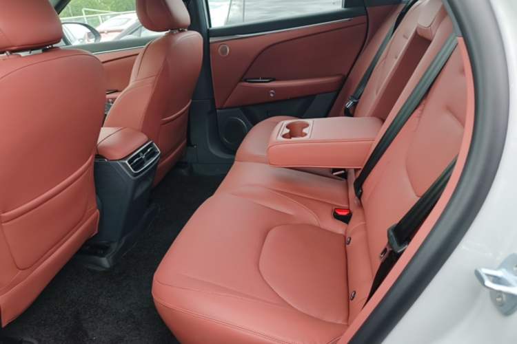 Used ARCFOX Alpha T5 2026 Model Range-Extended 1215 Yuanjing Smart Driving Version Left Rear Seat