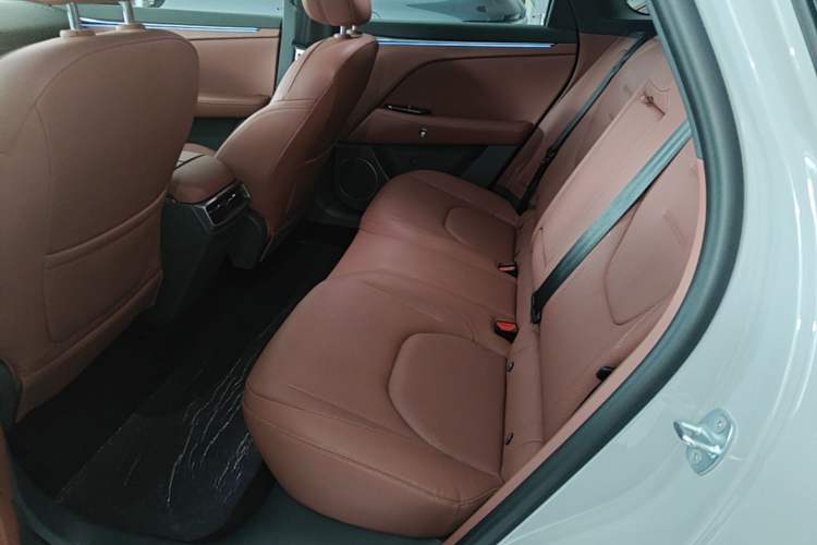 Used ARCFOX Alpha T5 2026 Model Range-Extended 1215 Yuanjing Smart Driving Version Left Rear Seat