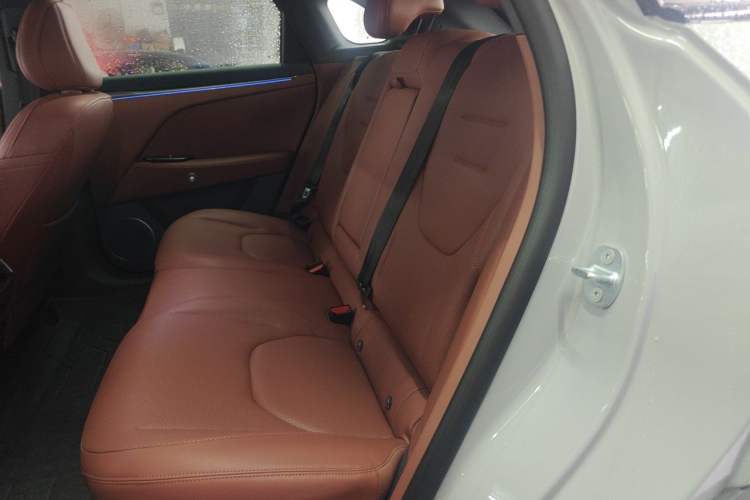 Used ARCFOX Alpha T5 2026 Model Range-Extended 1215 Yuanjing Smart Driving Version Left Rear Seat