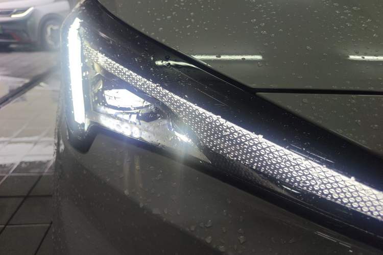 Used ARCFOX Alpha T5 2026 Model Range-Extended 1215 Yuanjing Smart Driving Version Right Front Headlight