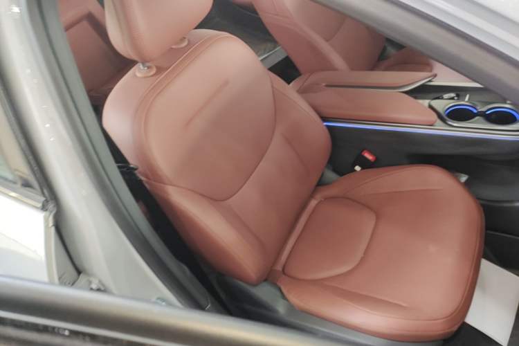 Used ARCFOX Alpha T5 2026 Model Range-Extended 1215 Yuanjing Smart Driving Version Right Front Seat