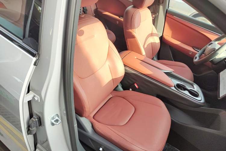 Used ARCFOX Alpha T5 2026 Model Range-Extended 1215 Yuanjing Smart Driving Version Right Front Seat