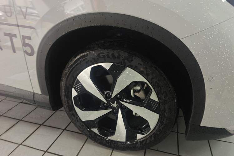 Used ARCFOX Alpha T5 2026 Model Range-Extended 1215 Yuanjing Smart Driving Version Right Front Wheel Hub