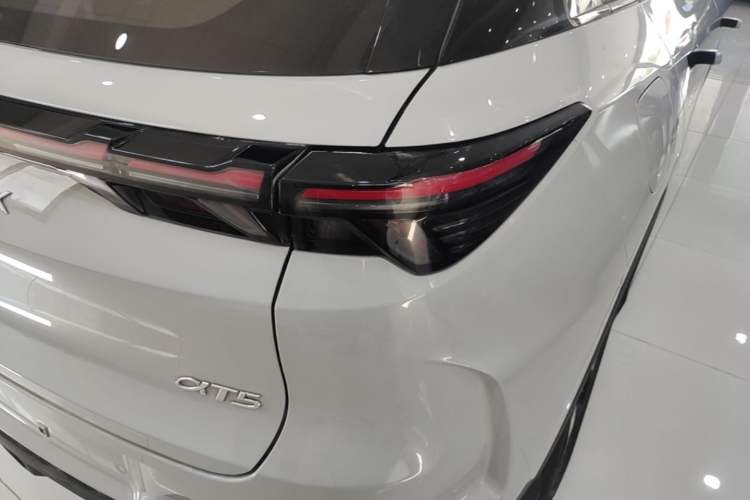 Used ARCFOX Alpha T5 2026 Model Range-Extended 1215 Yuanjing Smart Driving Version Right Rear Taillight