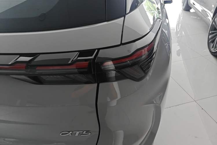 Used ARCFOX Alpha T5 2026 Model Range-Extended 1215 Yuanjing Smart Driving Version Right Rear Taillight