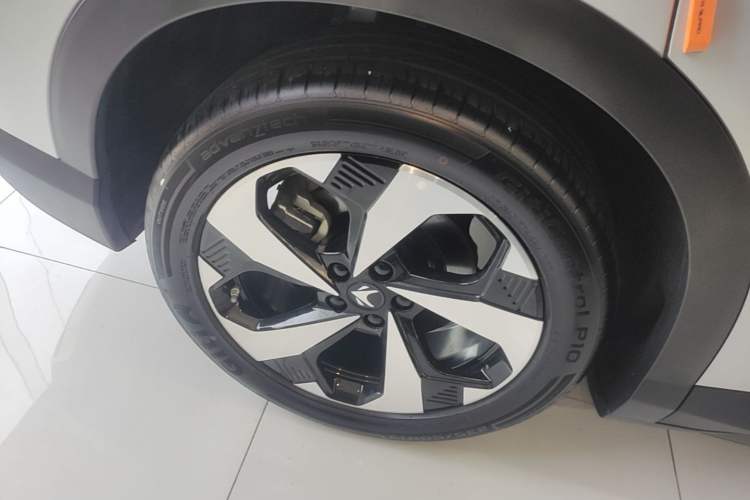 Used ARCFOX Alpha T5 2026 Model Range-Extended 1215 Yuanjing Smart Driving Version Right Rear Wheel Hub