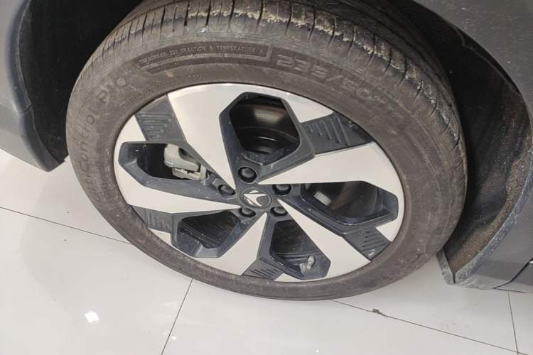 Used ARCFOX Alpha T5 2026 Model Range-Extended 1215 Yuanjing Smart Driving Version Right Rear Wheel Hub