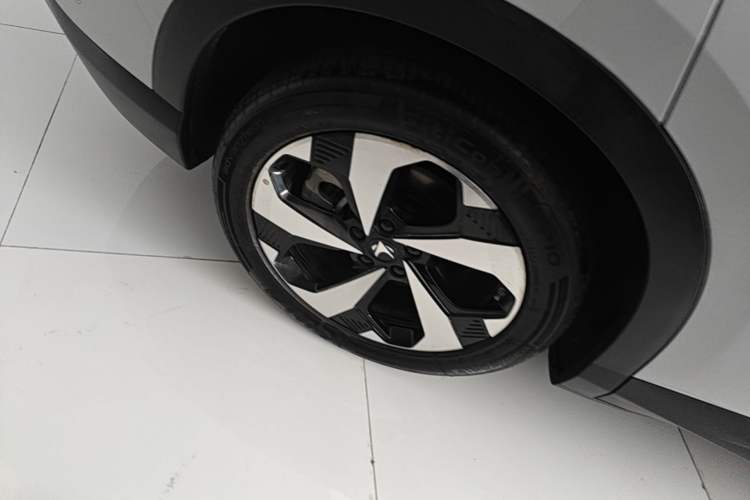 Used ARCFOX Alpha T5 2026 Model Range-Extended 1215 Yuanjing Smart Driving Version Right Rear Wheel Hub