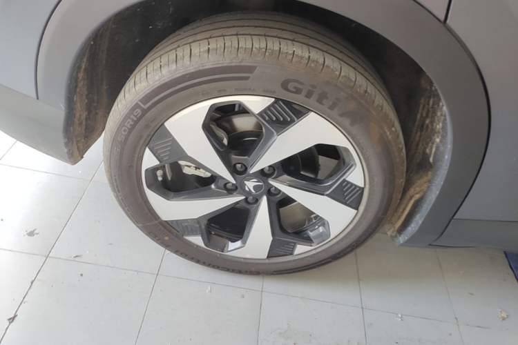 Used ARCFOX Alpha T5 2026 Model Pure Electric 560 Intelligent Enjoyment Version Right Rear Wheel Hub