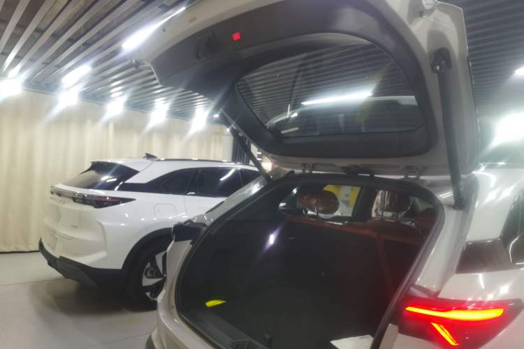 Used ARCFOX Alpha T5 2026 Model Range-Extended 1215 Yuanjing Smart Driving Version Trunk