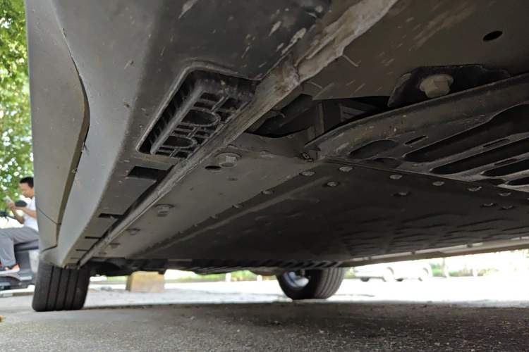 Used ARCFOX Alpha T5 2026 Model Range-Extended 1215 Yuanjing Smart Driving Version Chassis Front Right