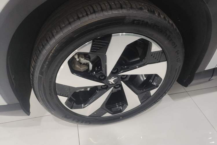Used ARCFOX Alpha T5 2026 Model Range-Extended 1215 Yuanjing Smart Driving Version Exterior 4
