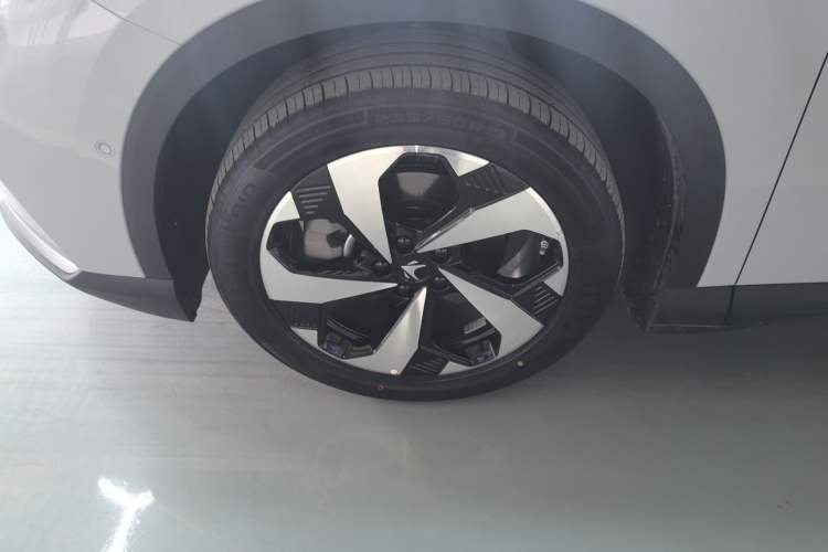 Used ARCFOX Alpha T5 2026 Model Range-Extended 1215 Yuanjing Smart Driving Version Exterior 4