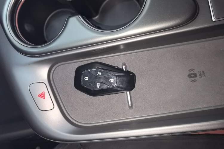 Used ARCFOX Alpha T5 2026 Model Range-Extended 1215 Yuanjing Smart Driving Version Interior 1