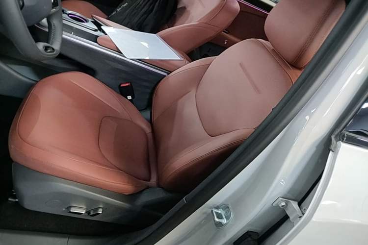Used ARCFOX Alpha T5 2026 Model Range-Extended 1215 Yuanjing Smart Driving Version Left Front Seat