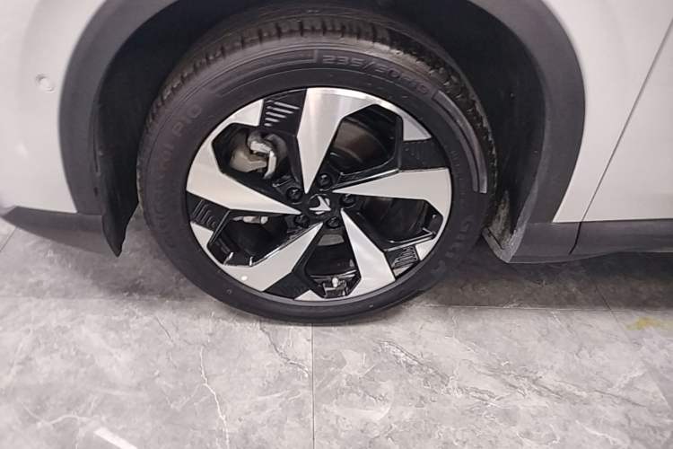Used ARCFOX Alpha T5 2026 Model Range-Extended 1215 Yuanjing Smart Driving Version Left Front Wheel Hub