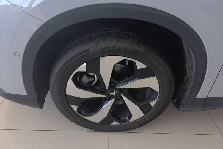 Used ARCFOX Alpha T5 2026 Model Range-Extended 1215 Yuanjing Smart Driving Version Left Front Wheel Hub