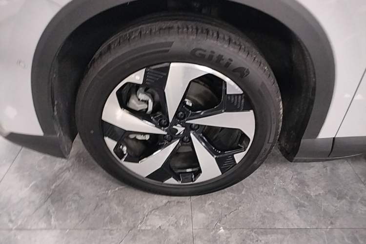 Used ARCFOX Alpha T5 2026 Model Range-Extended 1215 Yuanjing Smart Driving Version Left Front Wheel Hub