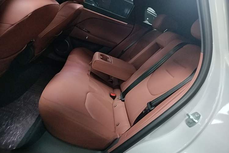 Used ARCFOX Alpha T5 2026 Model Range-Extended 1215 Yuanjing Smart Driving Version Left Rear Seat