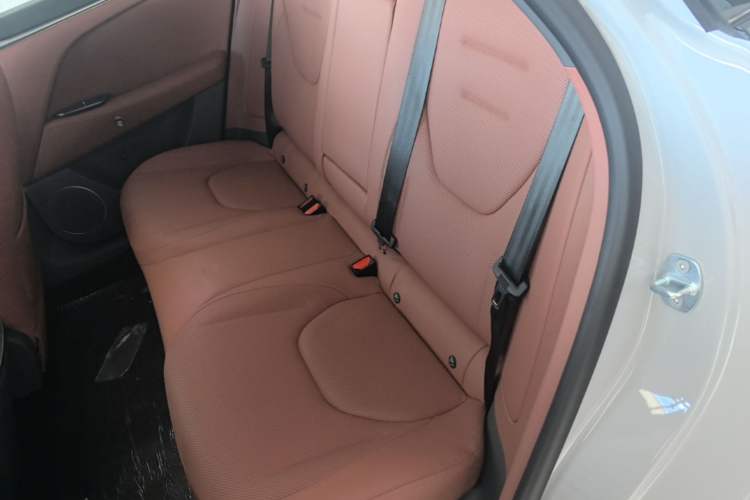 Used ARCFOX Alpha T5 2026 Model Range-Extended 1215 Yuanjing Smart Driving Version Left Rear Seat