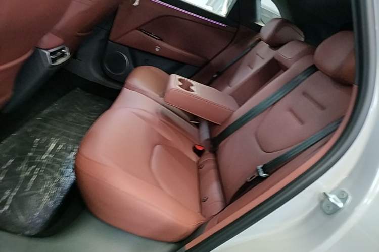Used ARCFOX Alpha T5 2026 Model Range-Extended 1215 Yuanjing Smart Driving Version Left Rear Seat