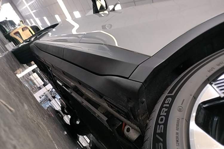 Used ARCFOX Alpha T5 2026 Model Range-Extended 1215 Yuanjing Smart Driving Version Left Side Sill