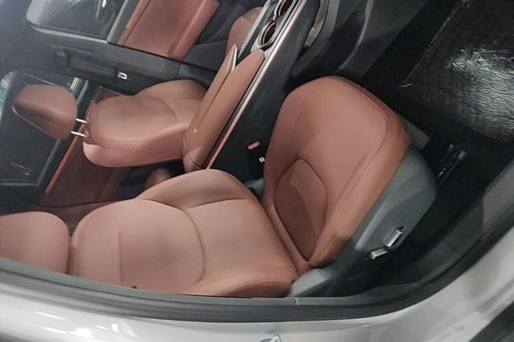 Used ARCFOX Alpha T5 2026 Model Range-Extended 1215 Yuanjing Smart Driving Version Right Front Seat