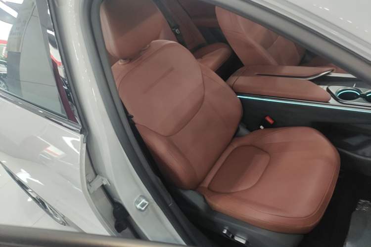 Used ARCFOX Alpha T5 2026 Model Range-Extended 1215 Yuanjing Smart Driving Version Right Front Seat